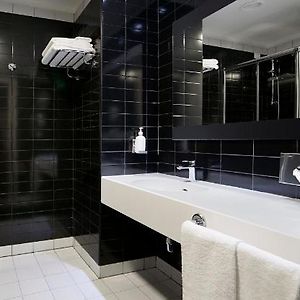 Camera standard accessibile ai disabili con letto king size